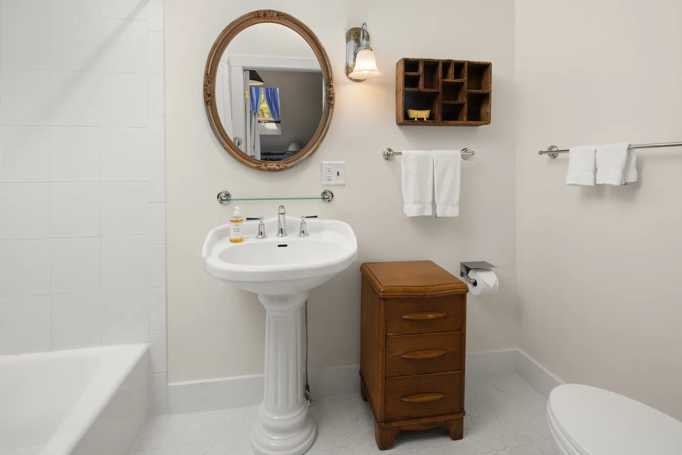King Room, Carriage House Second Floor — bathroom