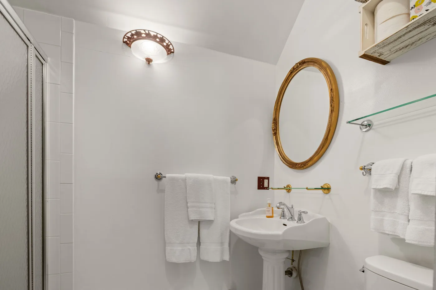 Romantic King Suite — suite overview and room detail