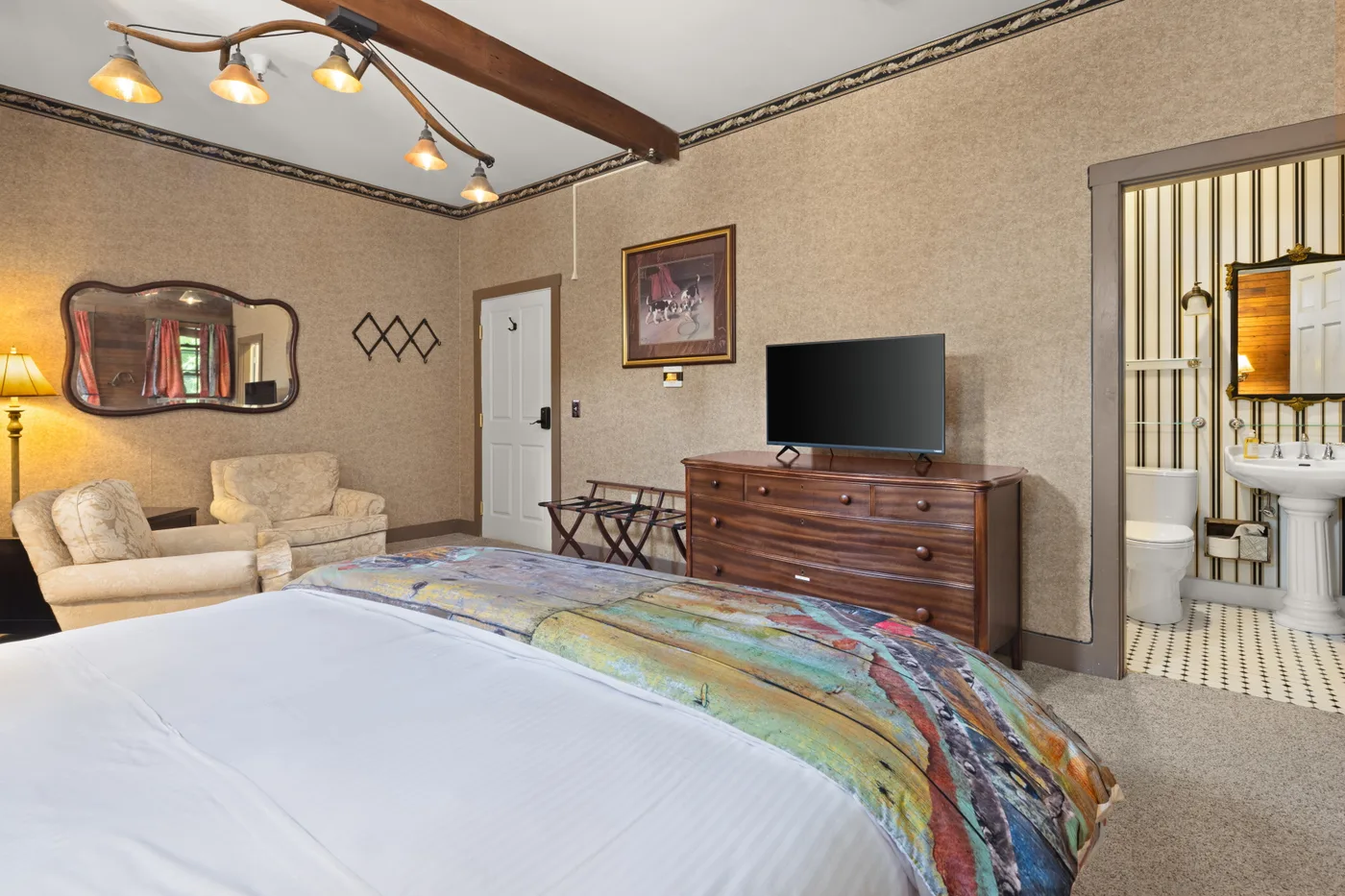 Spacious King Room, Carriage House Ground Floor — sitting area