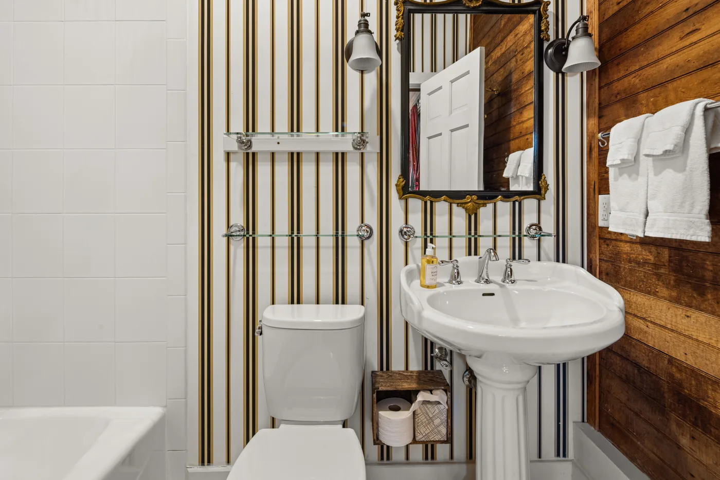 Spacious King Room, Carriage House Ground Floor — bathroom