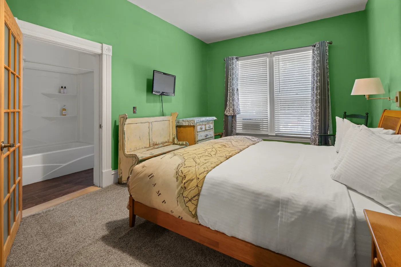 King Room, First Floor — bed and sitting area