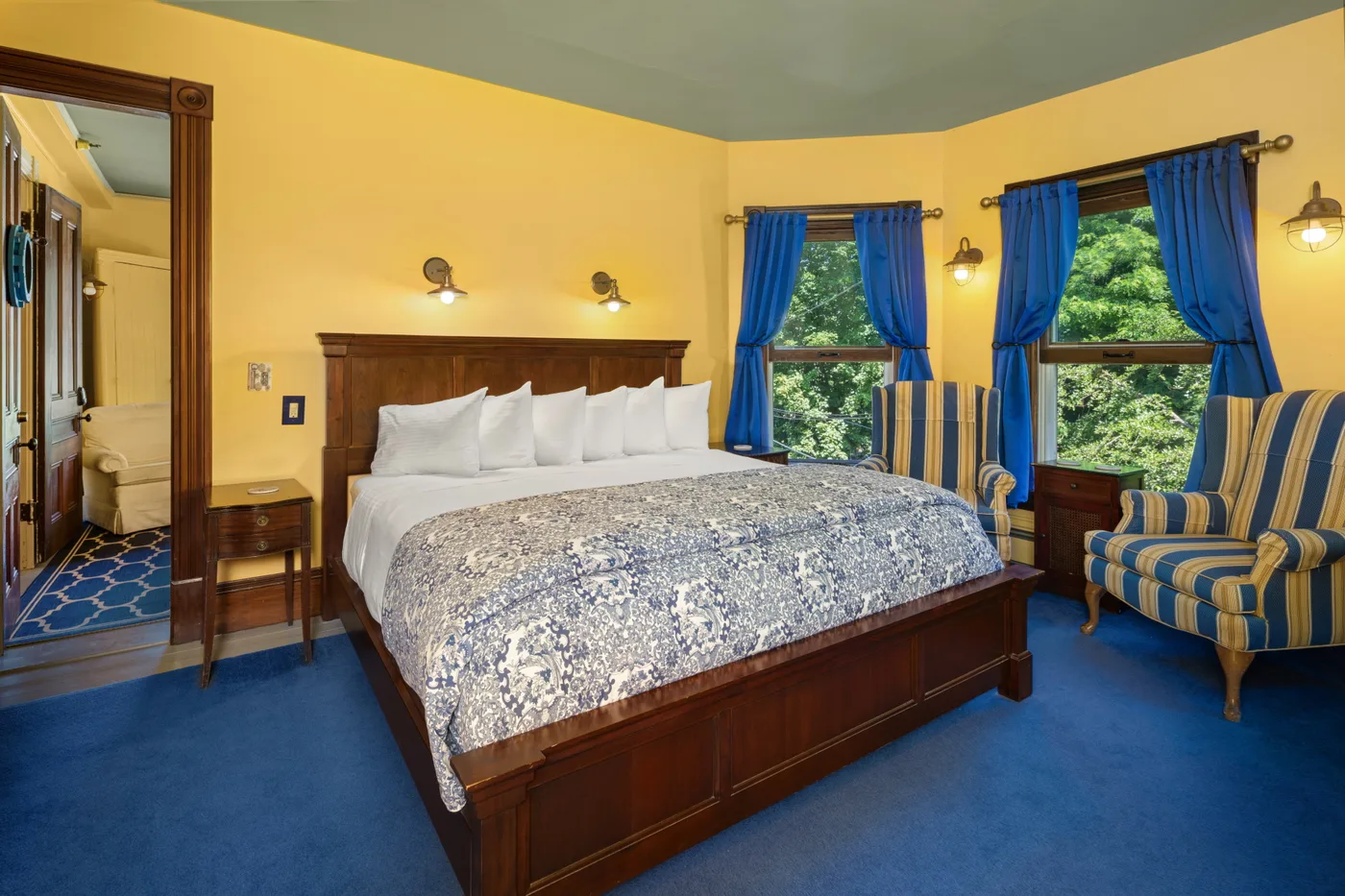 King/Queen Suite, Second Floor — king bedroom
