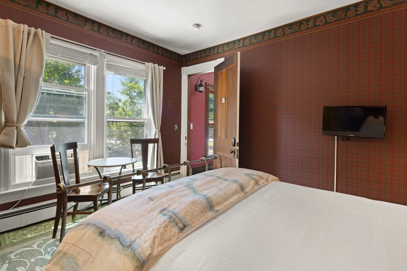 Queen Room — period furnishings and room detail