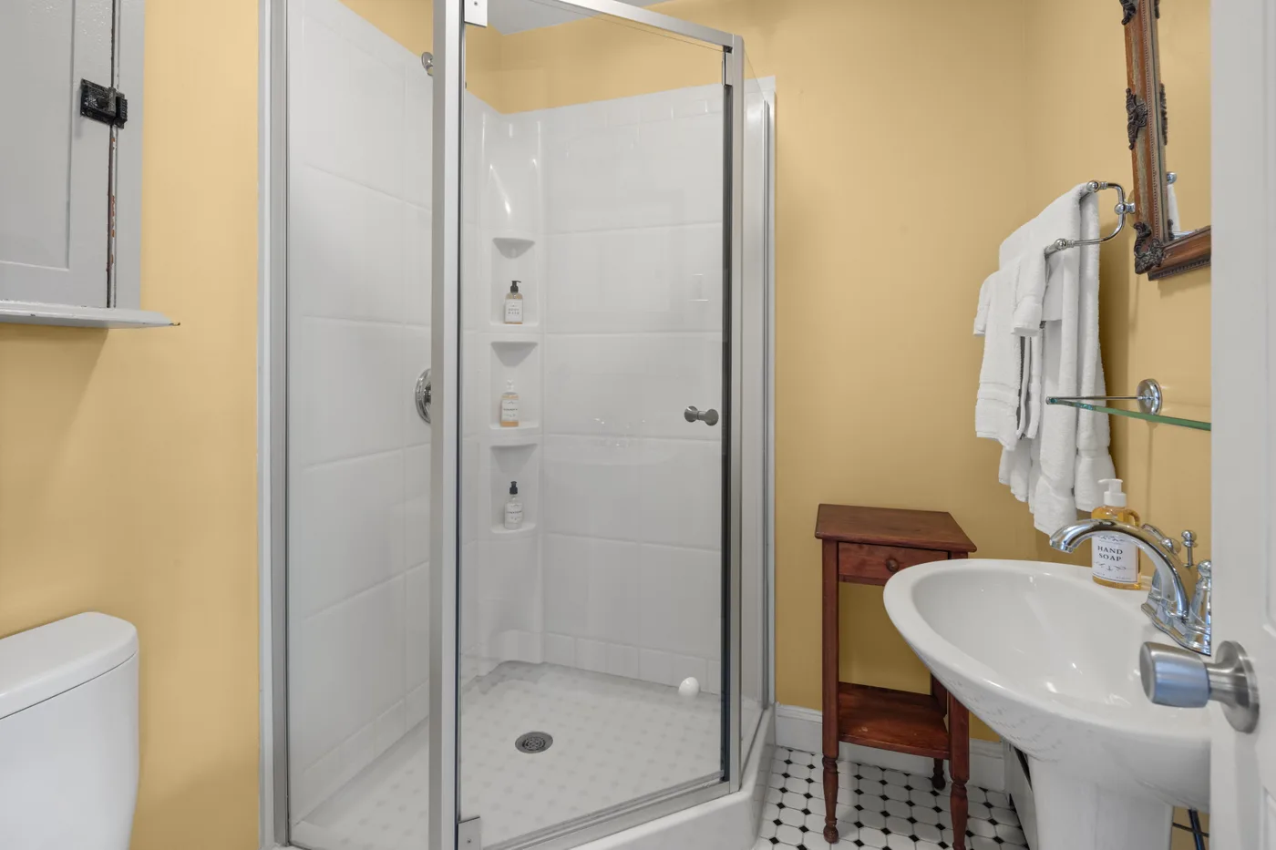 Queen Room — private bathroom