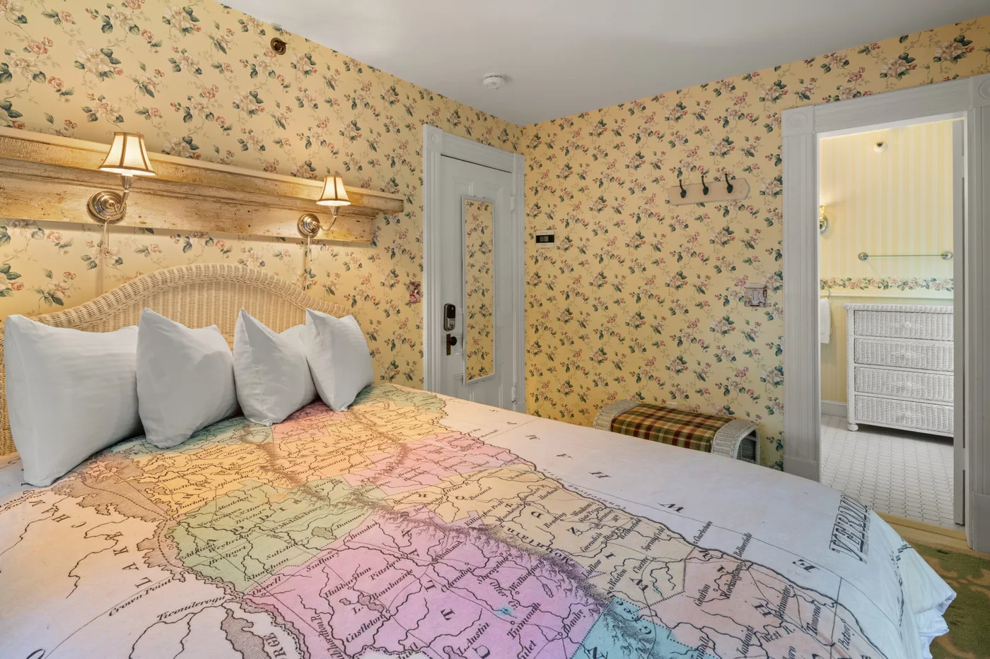 Small Queen Room — room detail and furnishings