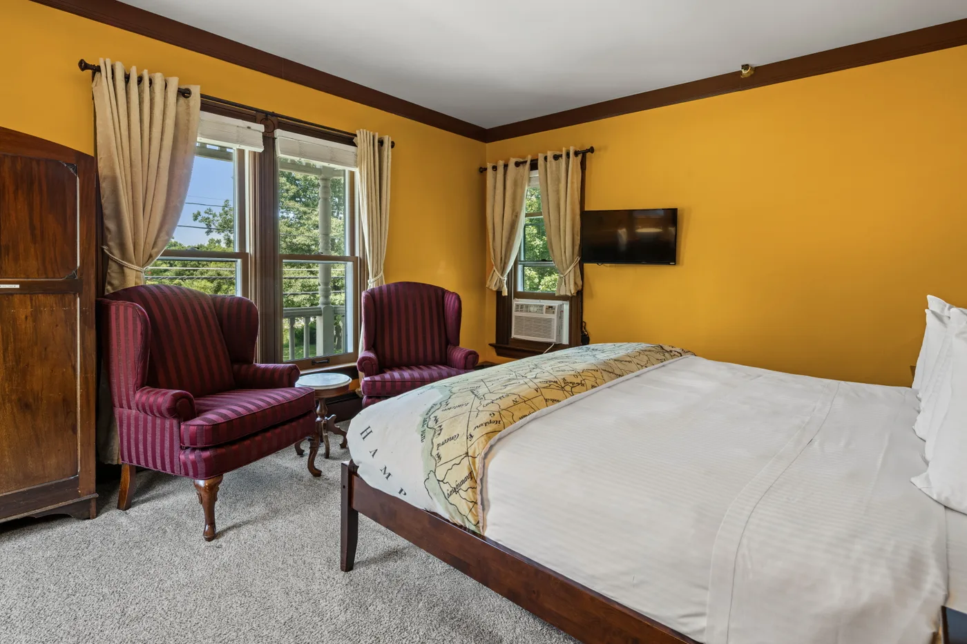Seasonal King Room — room detail and character